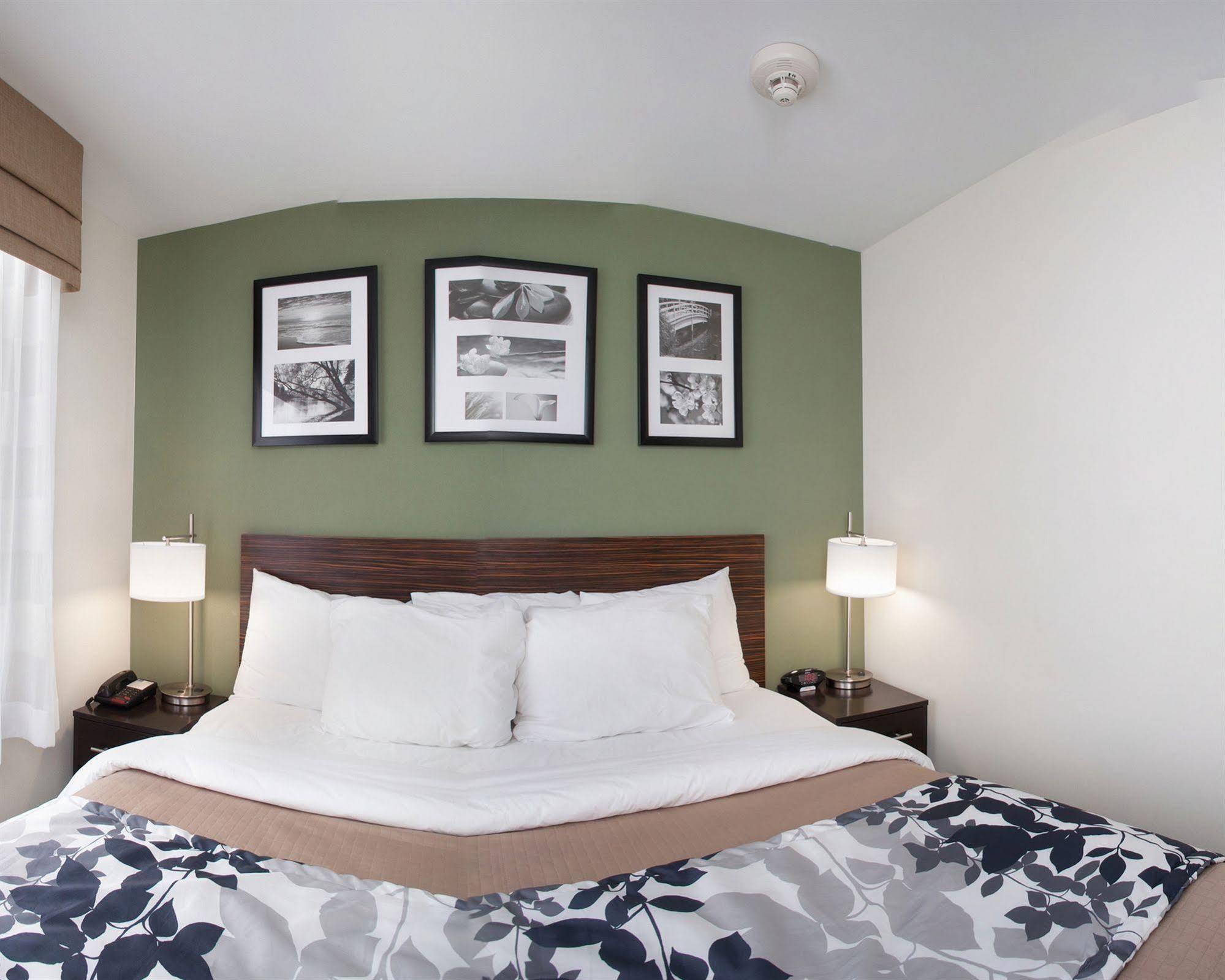 Days Inn By Wyndham Brooklyn Borough Park Ню Йорк Екстериор снимка