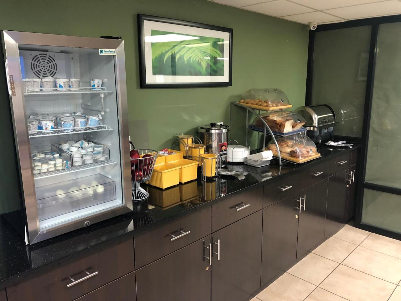 Days Inn By Wyndham Brooklyn Borough Park Ню Йорк Екстериор снимка